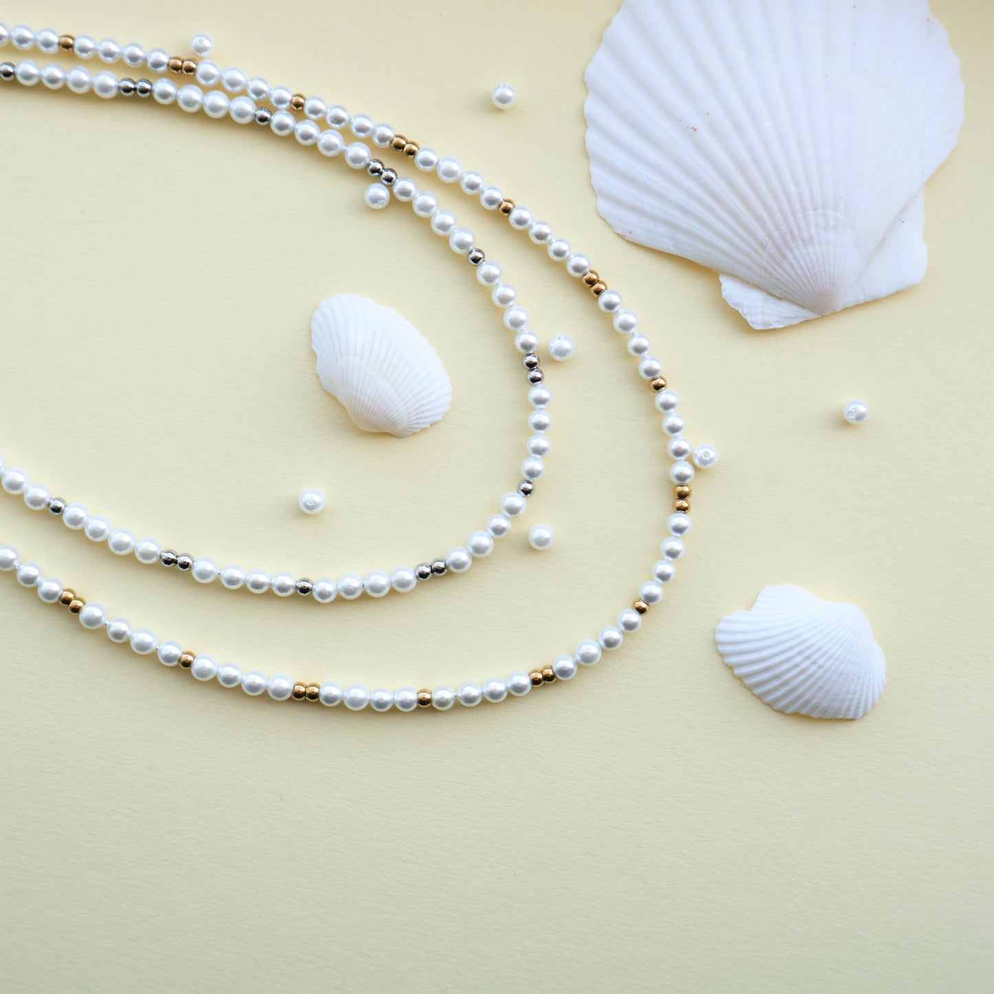Perlenkette in Weiß und Gold aus Edelstahl und Muschelkernperlen