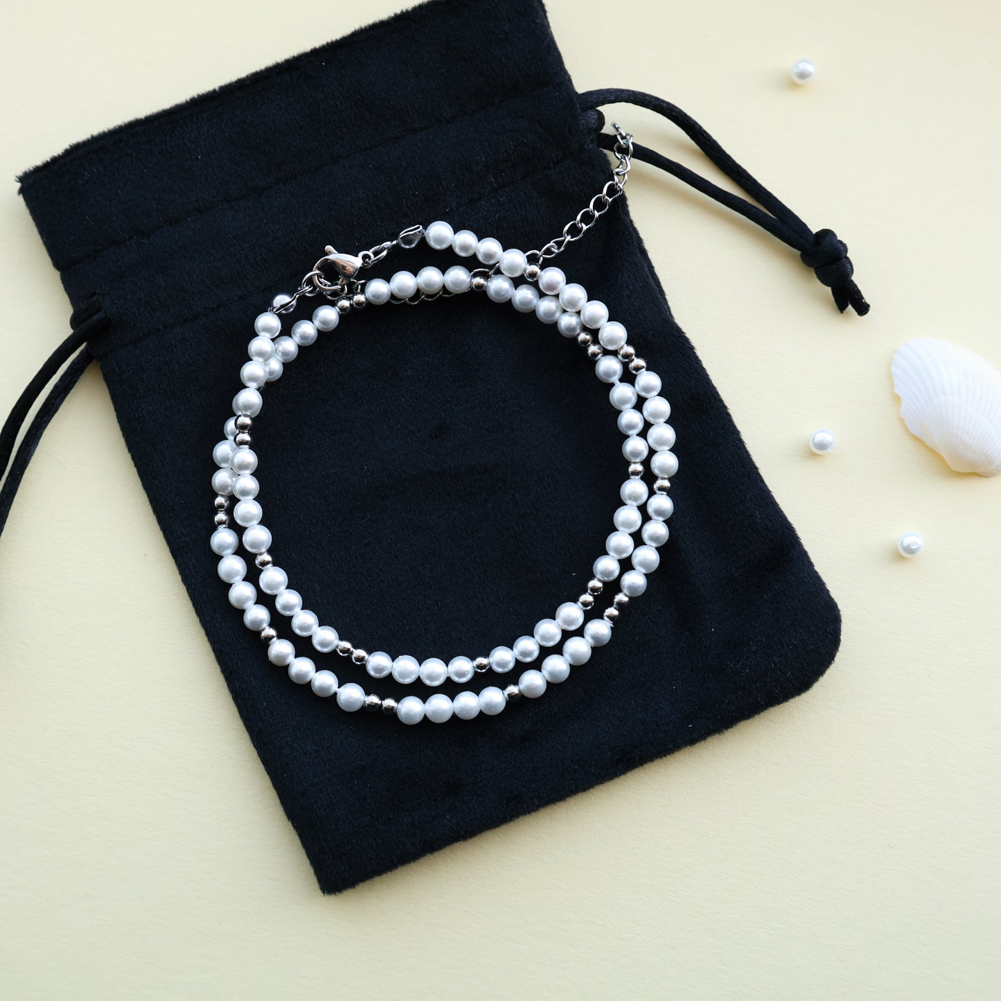 Perlenkette in Weiß und Silber aus Edelstahl und Muschelkernperlen