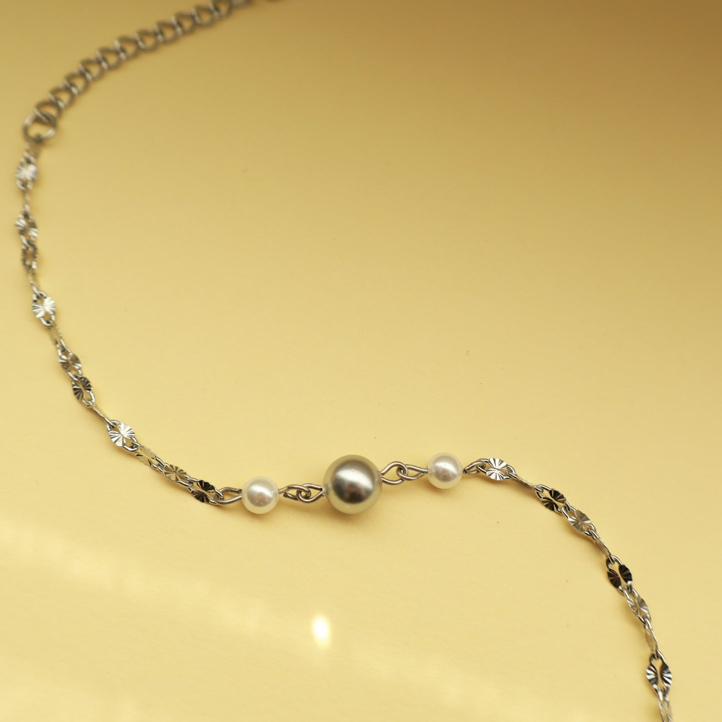 Edelstahl Perlenarmband mit Muschelkernperlen, Armband in Silber, Hellgrau und Perlweiß