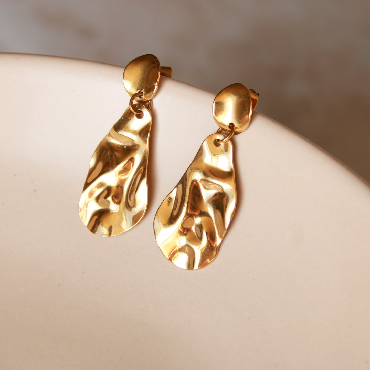 Goldene Ohrringe mit besonderer Struktur, Edelstahl