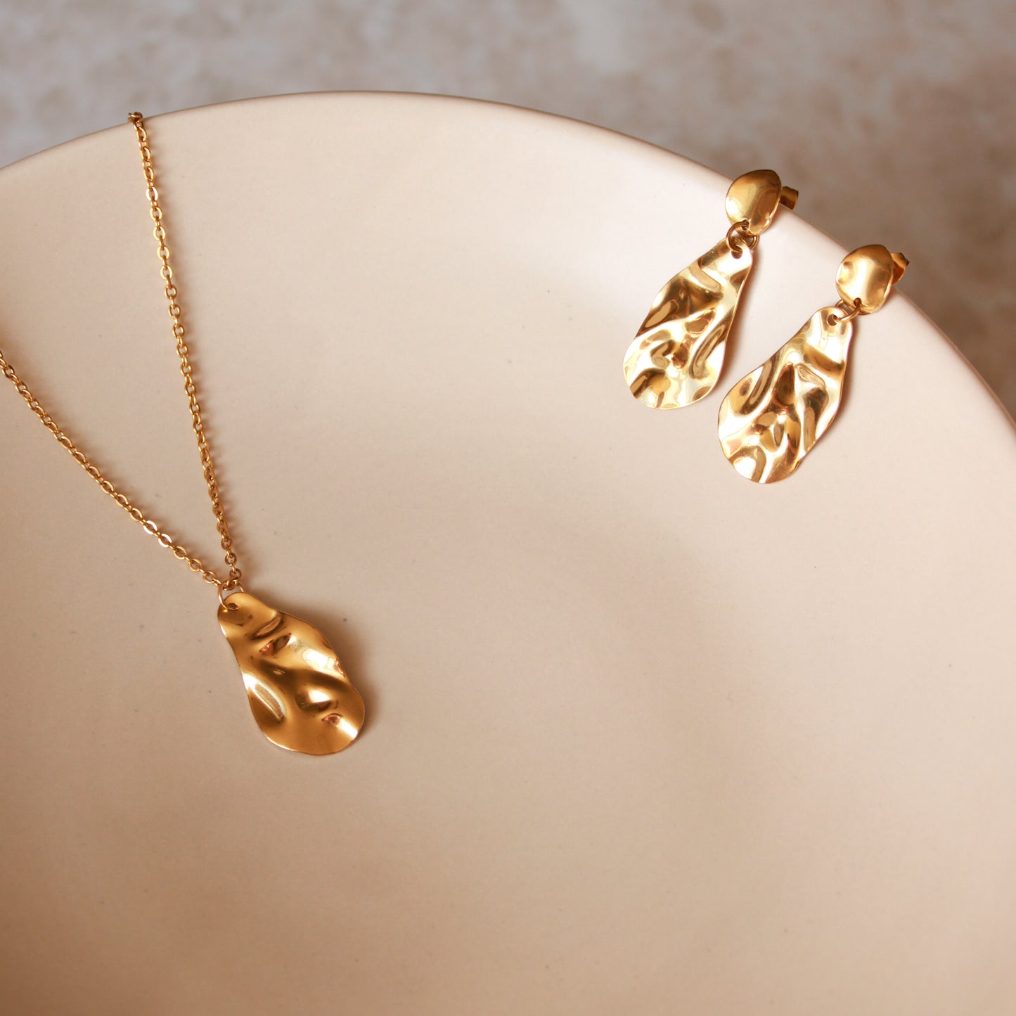 Goldene Halskette mit besonderer Struktur, Edelstahl