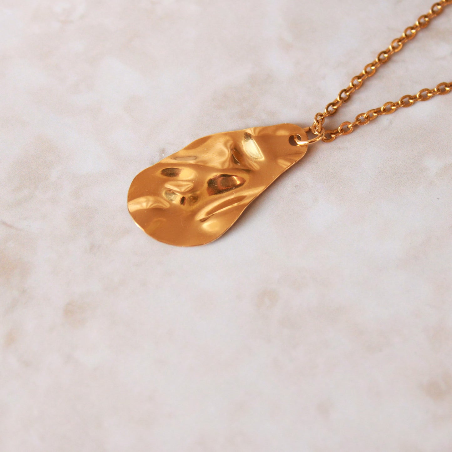Goldene Halskette mit besonderer Struktur, Edelstahl