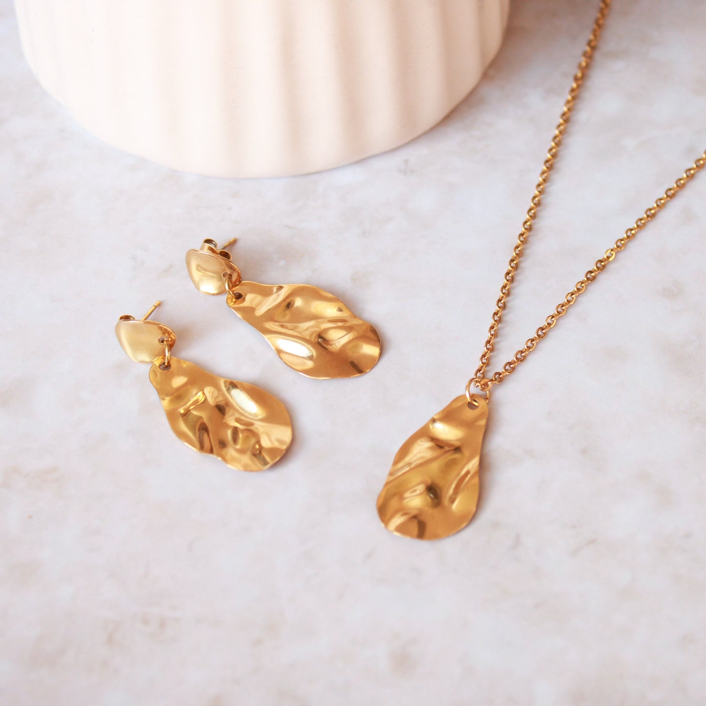 Goldene Halskette mit besonderer Struktur, Edelstahl