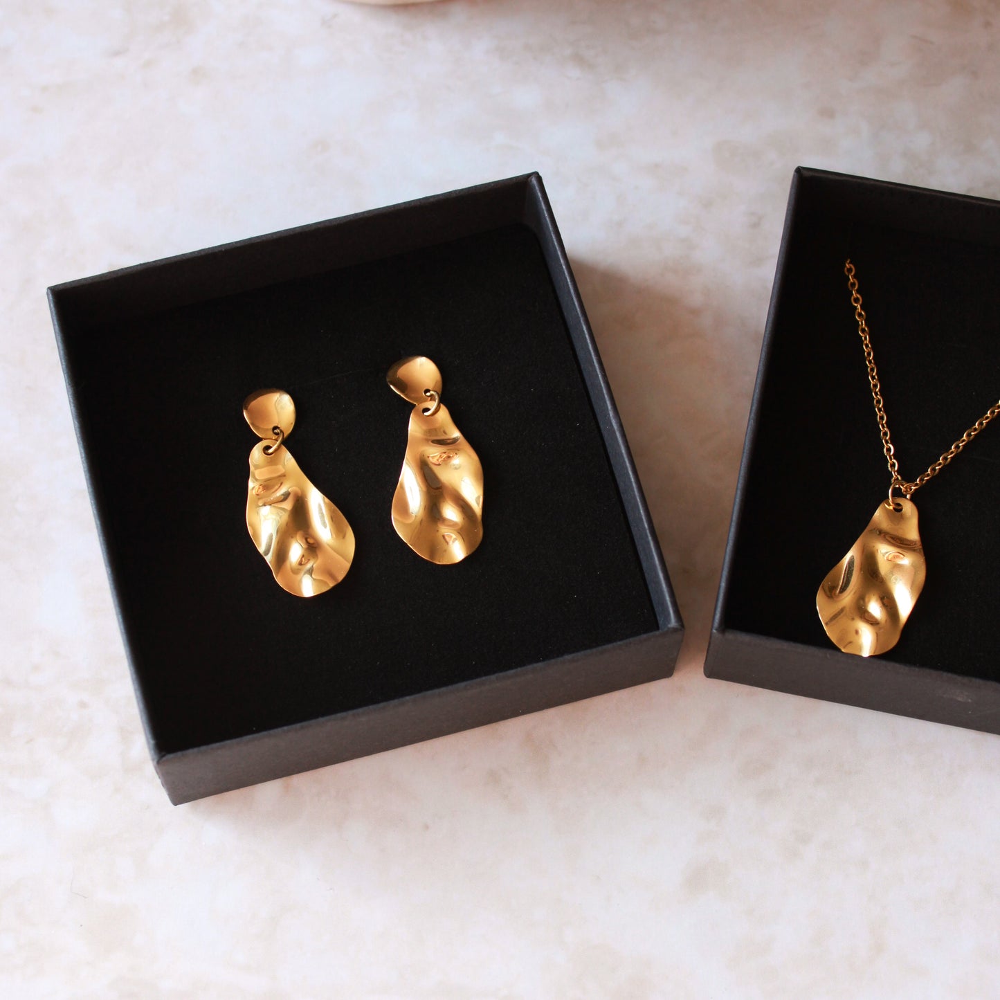 Goldene Ohrringe mit besonderer Struktur, Edelstahl