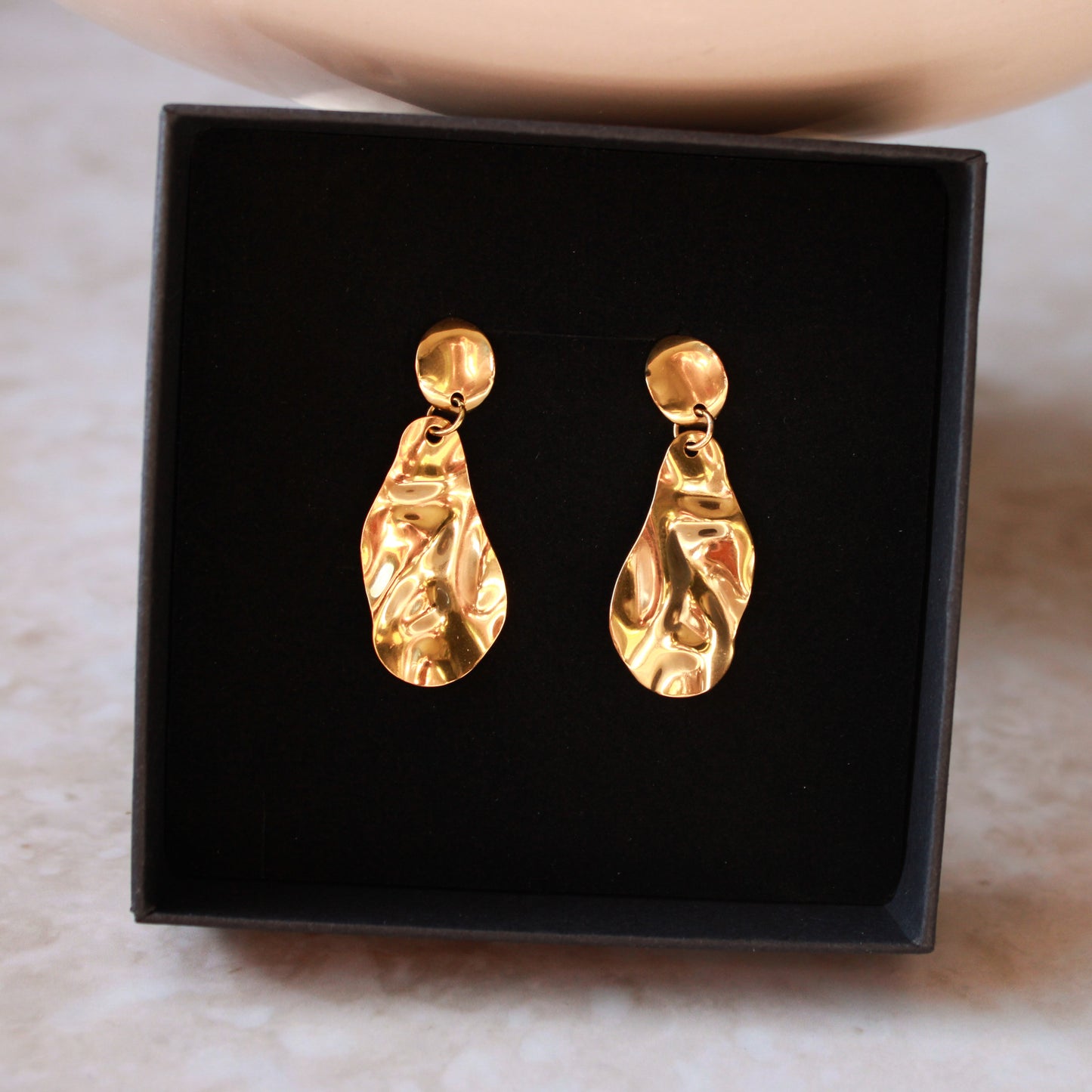 Goldene Ohrringe mit besonderer Struktur, Edelstahl