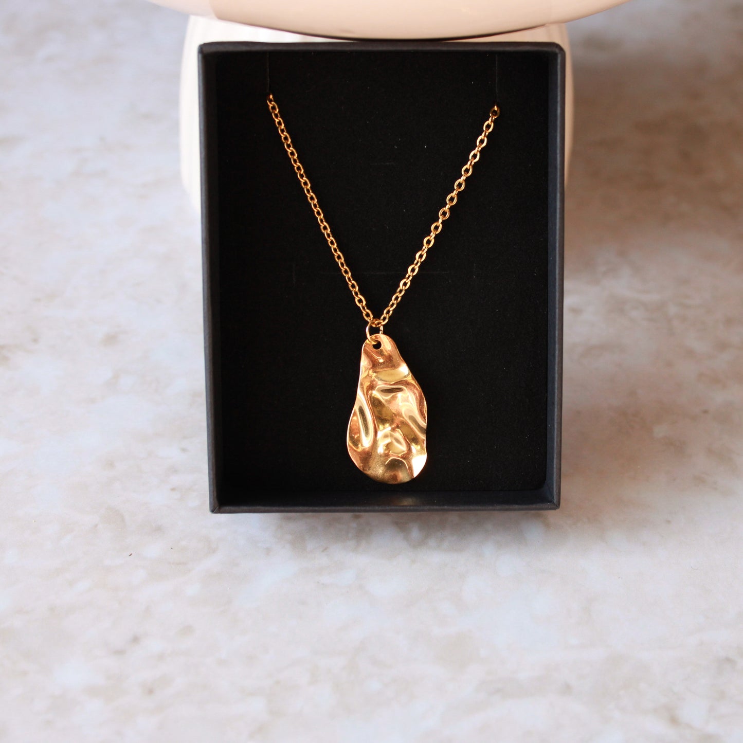 Goldene Halskette mit besonderer Struktur, Edelstahl