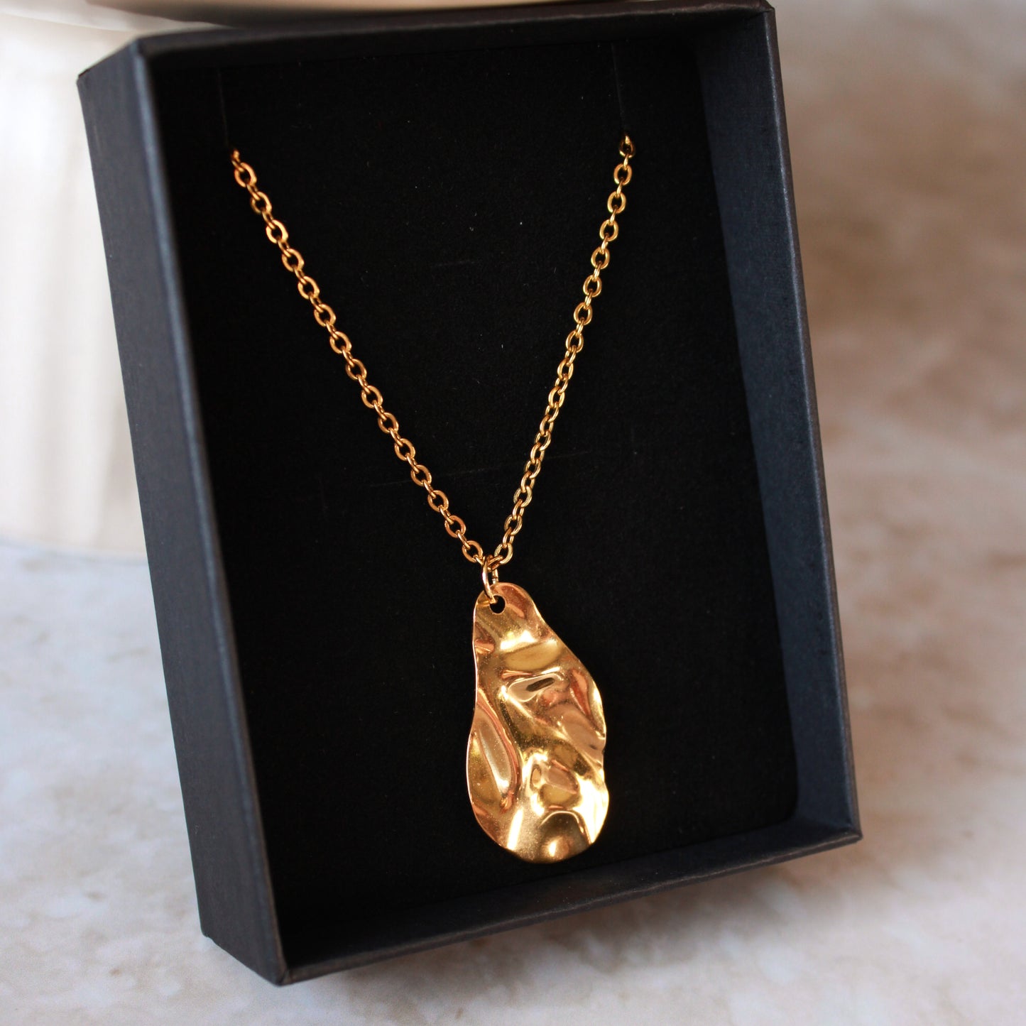 Goldene Halskette mit besonderer Struktur, Edelstahl