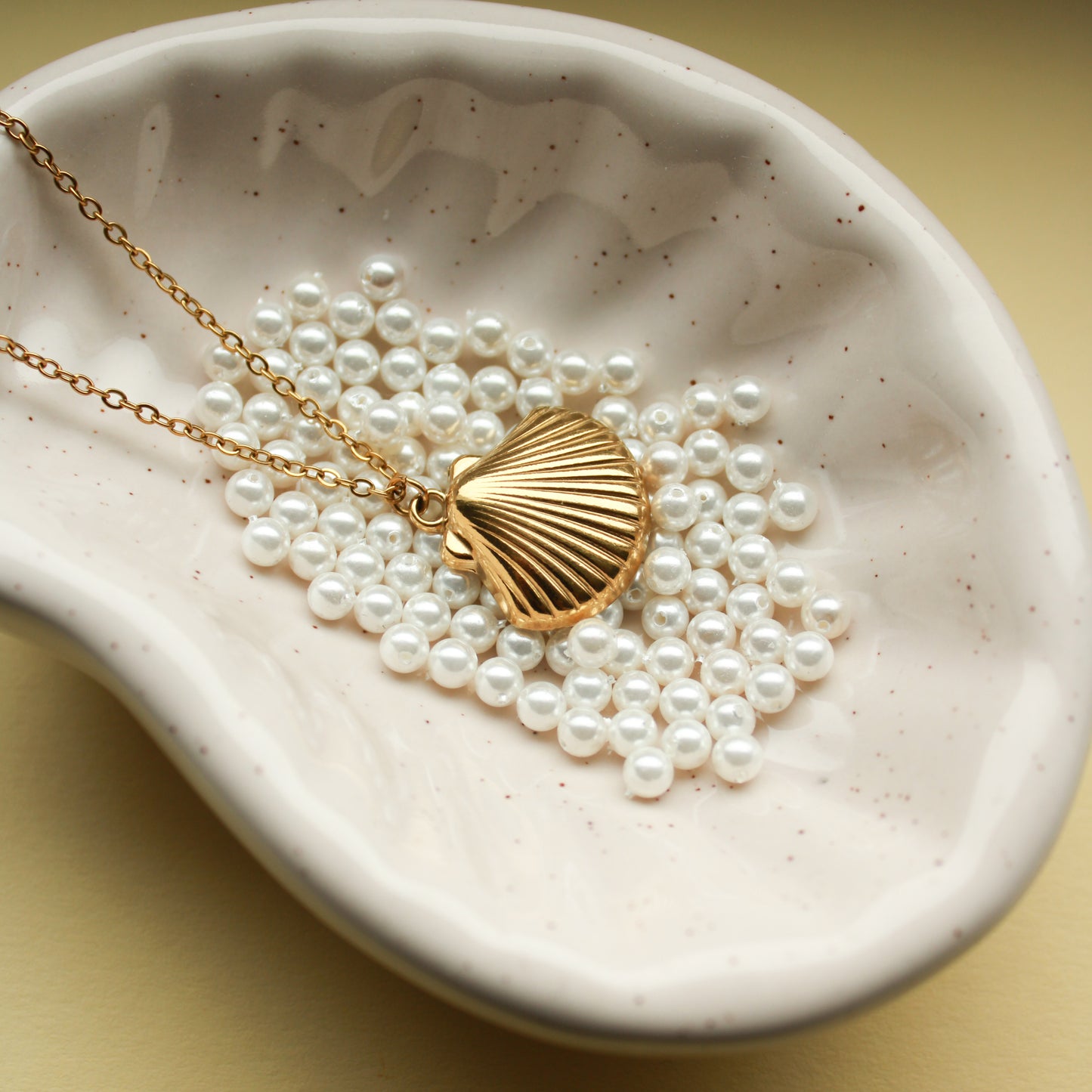 Goldene Muschelkette aus Edelstahl, Halskette mit Muschel-Anhänger in zwei Größen (16 mm & 21 mm)