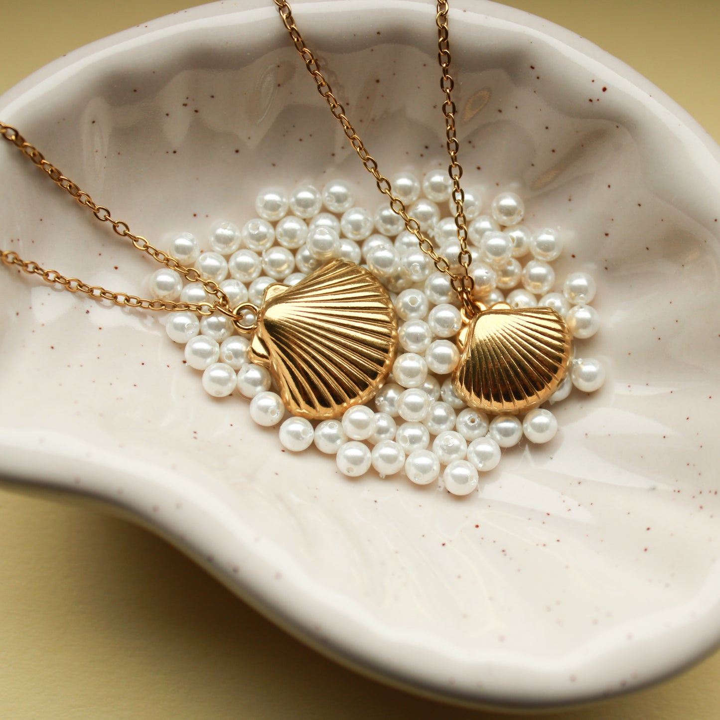 Goldene Muschelkette aus Edelstahl, Halskette mit Muschel-Anhänger in zwei Größen (16 mm & 21 mm)