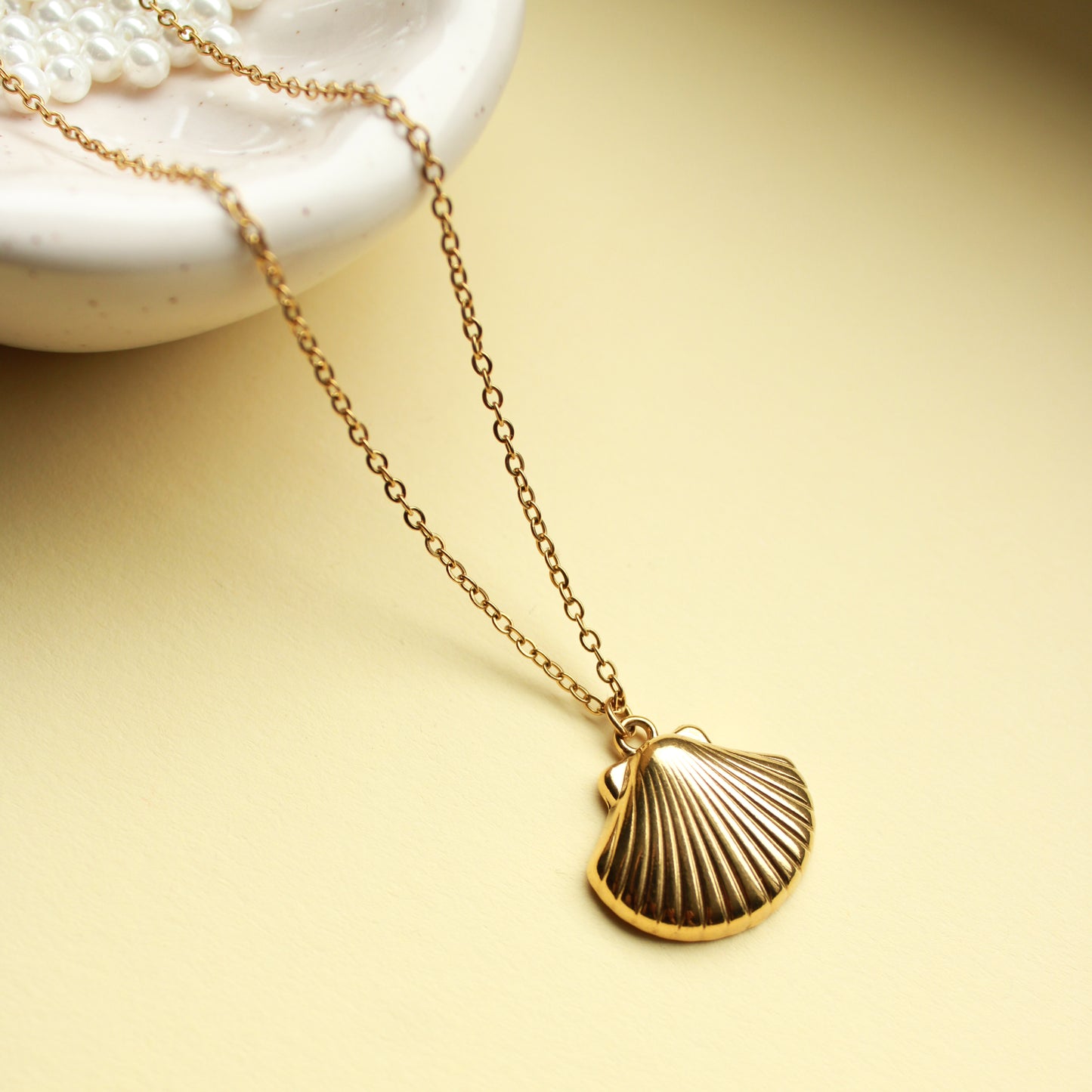 Goldene Muschelkette aus Edelstahl, Halskette mit Muschel-Anhänger in zwei Größen (16 mm & 21 mm)