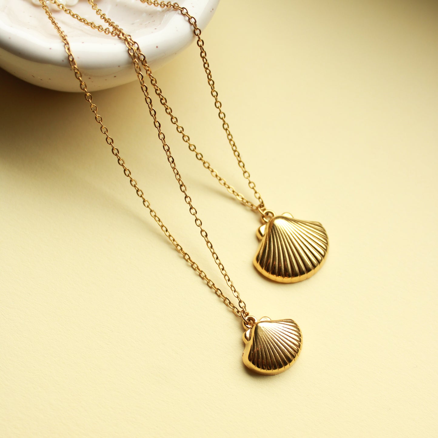 Goldene Muschelkette aus Edelstahl, Halskette mit Muschel-Anhänger in zwei Größen (16 mm & 21 mm)