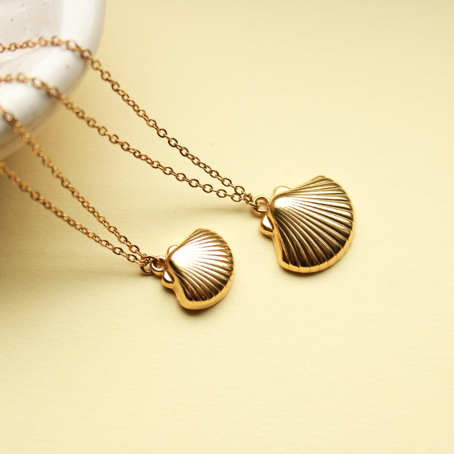 Goldene Muschelkette aus Edelstahl, Halskette mit Muschel-Anhänger in zwei Größen (16 mm & 21 mm)