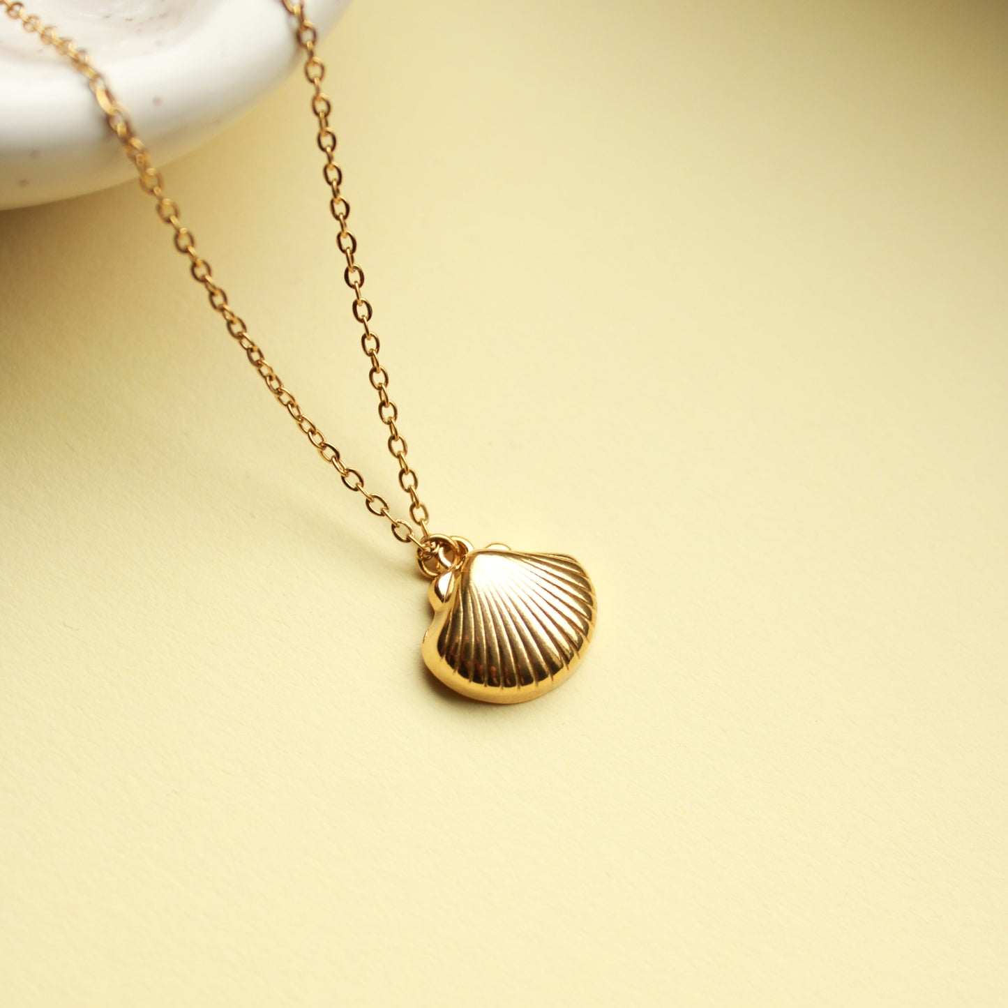 Goldene Muschelkette aus Edelstahl, Halskette mit Muschel-Anhänger in zwei Größen (16 mm & 21 mm)
