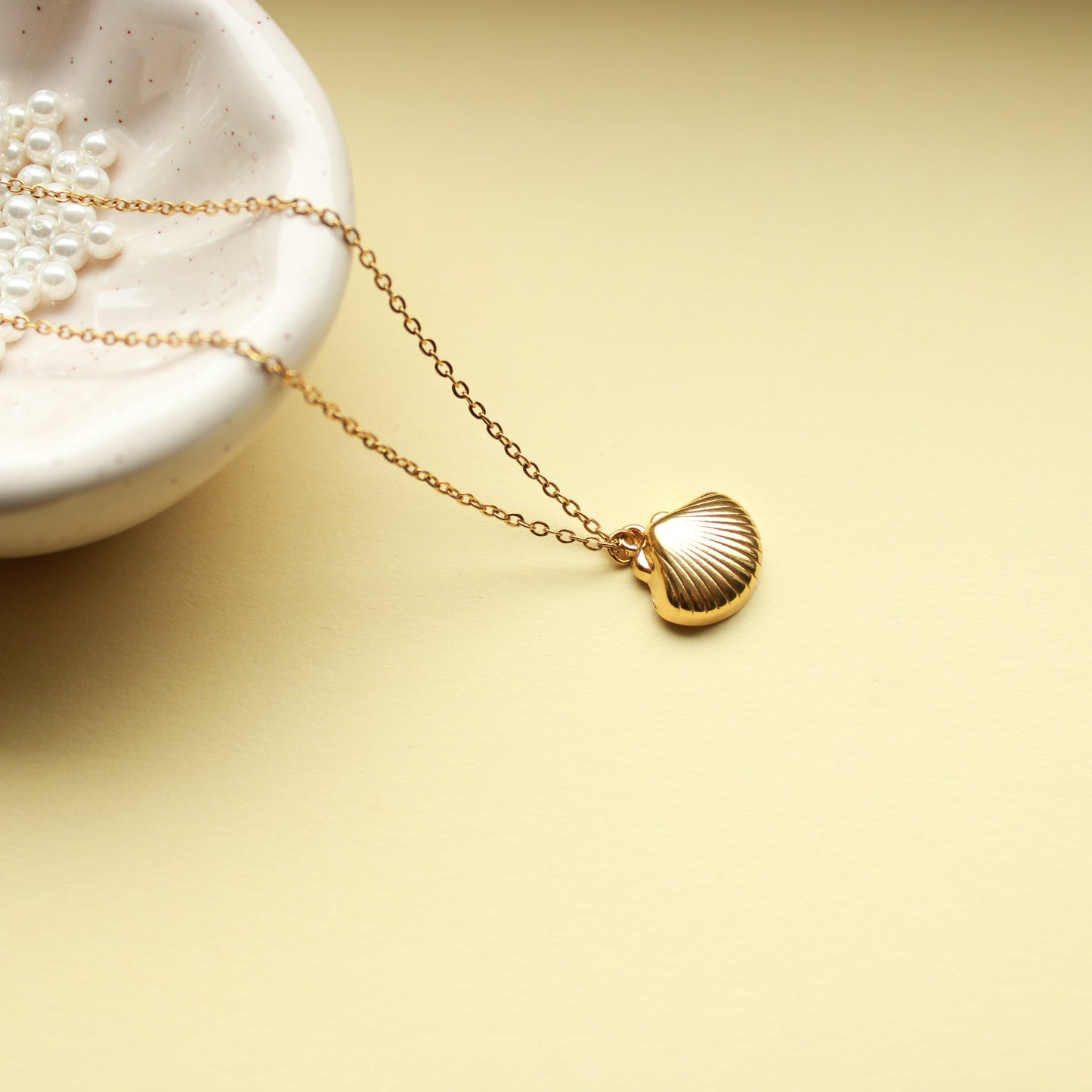 Goldene Muschelkette aus Edelstahl, Halskette mit Muschel-Anhänger in zwei Größen (16 mm & 21 mm)
