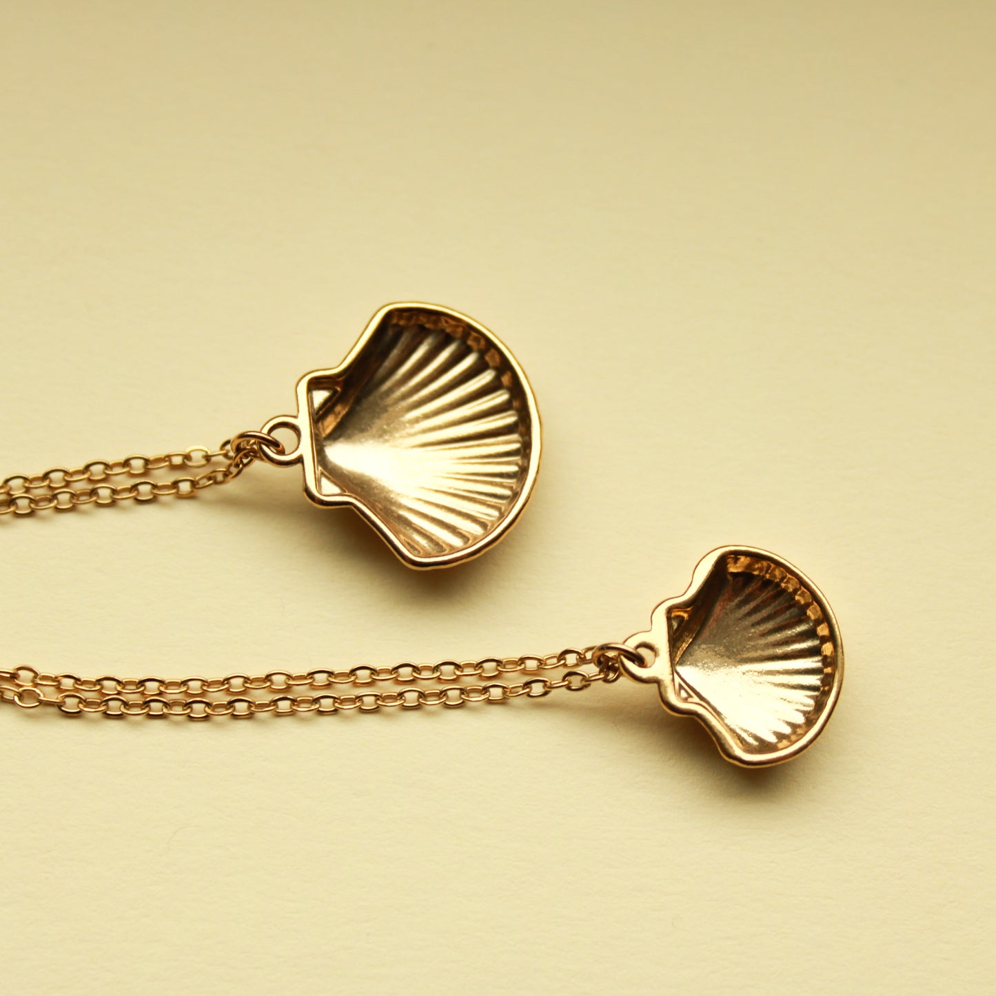 Goldene Muschelkette aus Edelstahl, Halskette mit Muschel-Anhänger in zwei Größen (16 mm & 21 mm)
