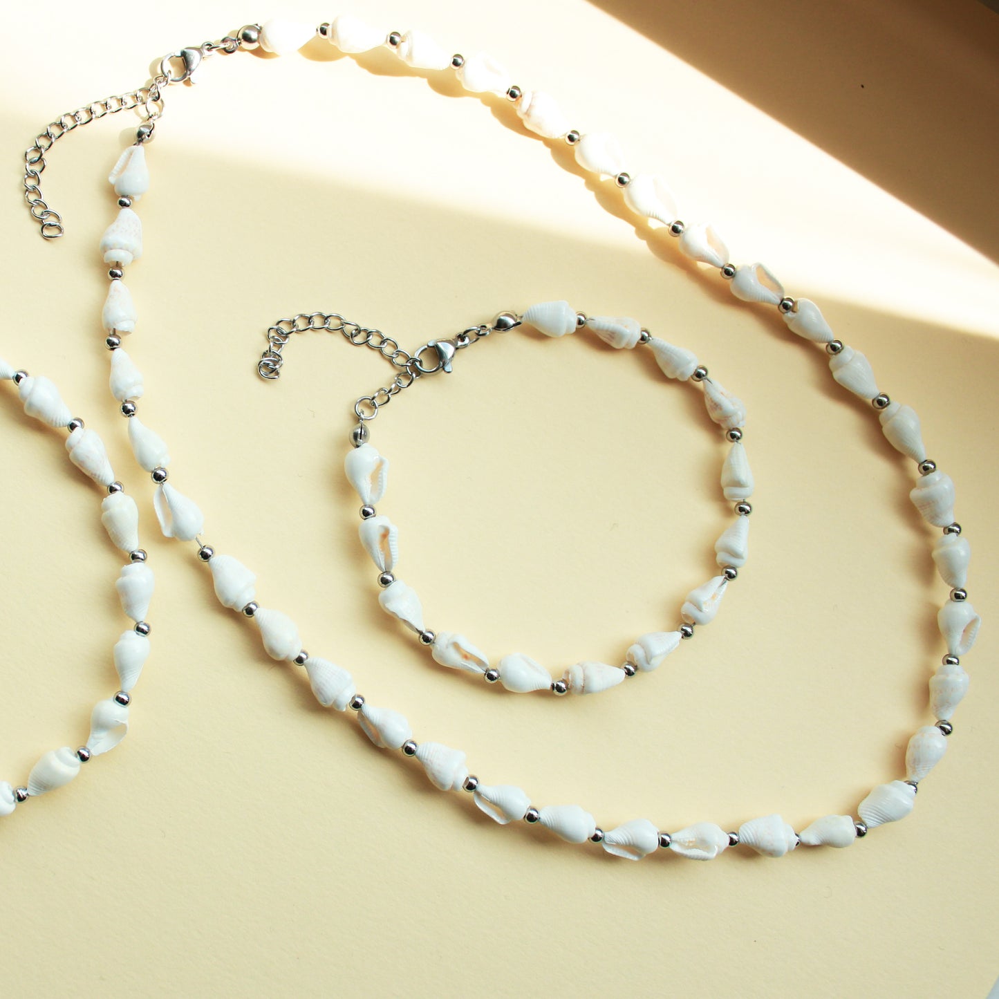 Halskette mit Muscheln und silbernen Perlen aus Edelstahl