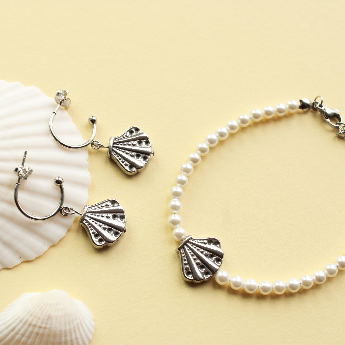 Perlenarmband mit Muschelkernperlen und Muschel Motiv, Edelstahl