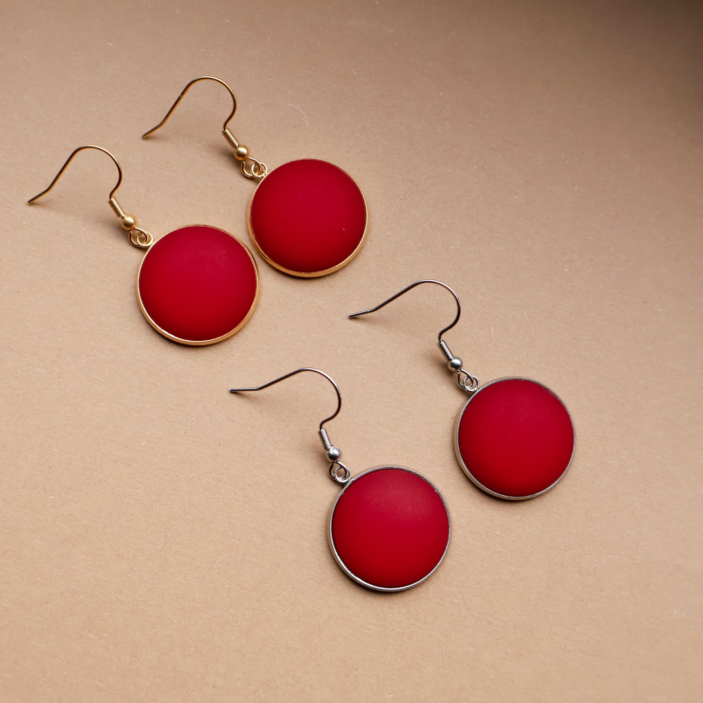 Runde Ohrringe in Rot Matt und Gold aus Edelstahl