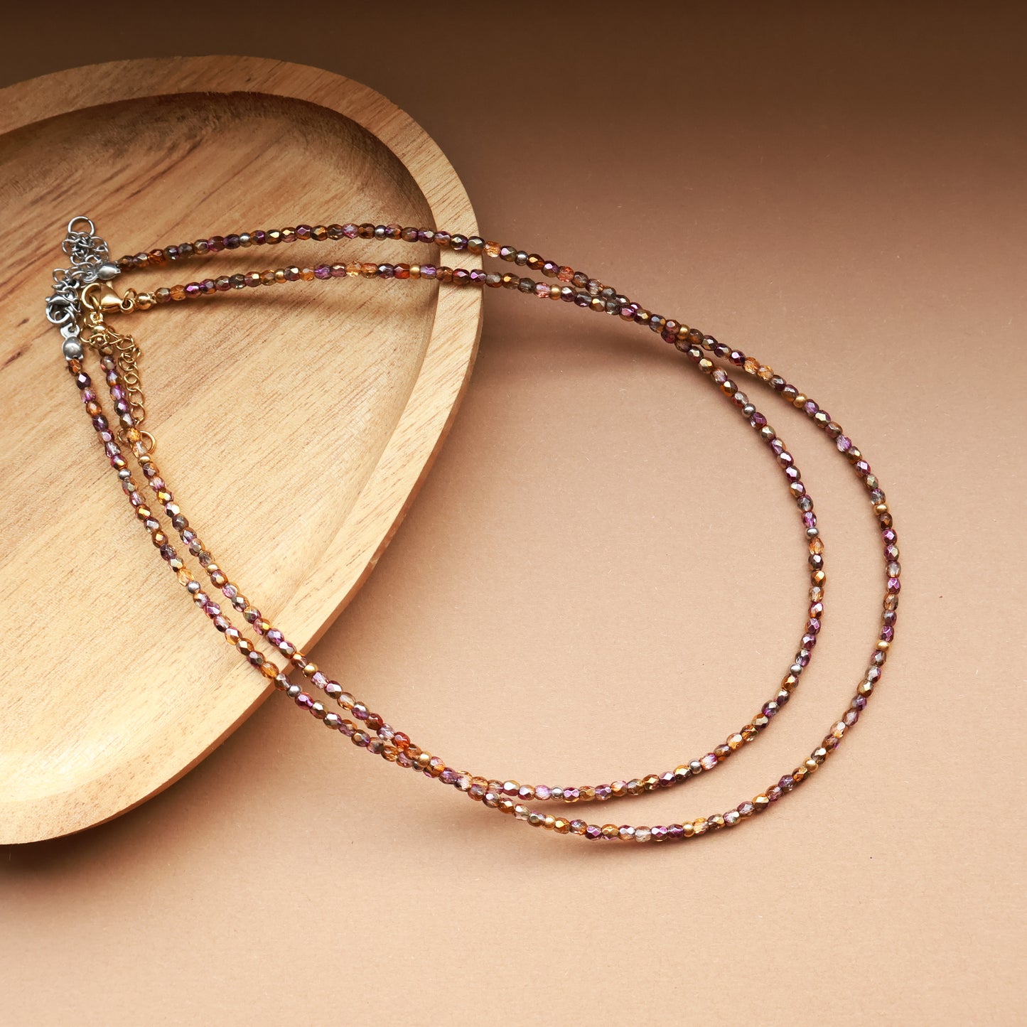 Halskette Ember in funkelnden Erdtönen, Handgefertigte Perlenkette aus Edelstahl in Silber