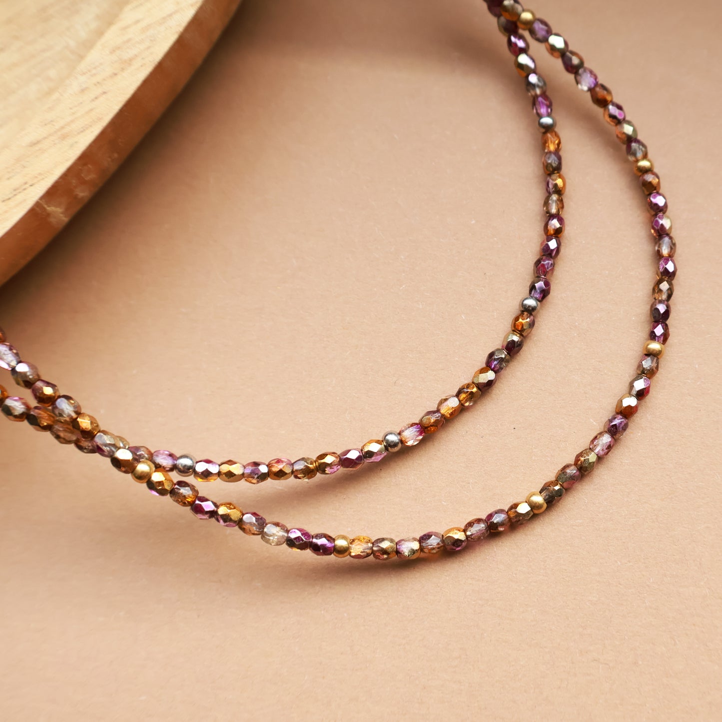 Halskette Ember in funkelnden Erdtönen, Handgefertigte Perlenkette mit vergoldetem Edelstahl