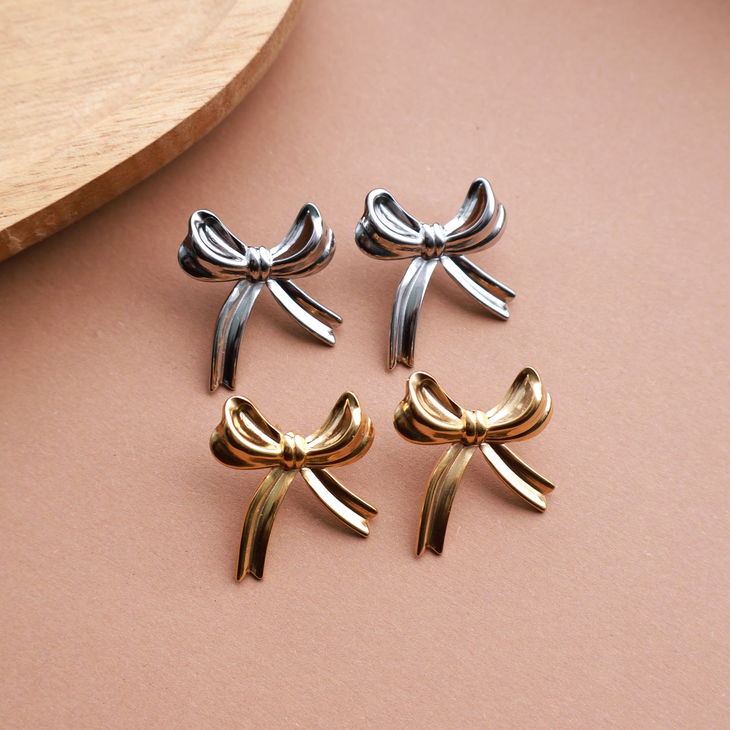 Schleifen-Ohrringe in Silber aus Edelstahl