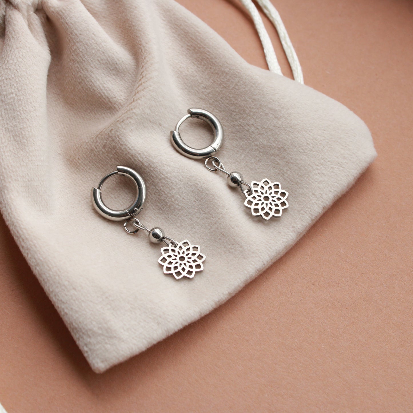 Kleine Ohrringe mit Blumenanhängern, Silber, Huggie Hoops