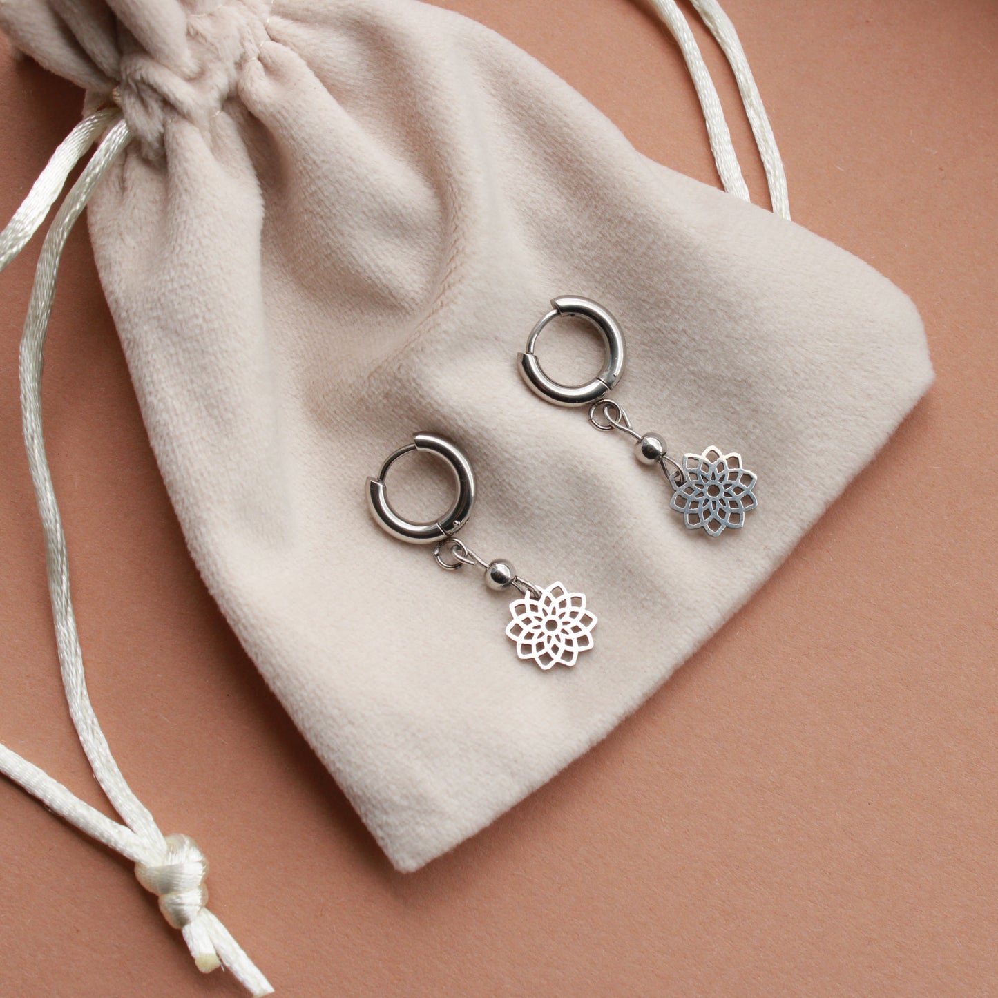 Kleine Ohrringe mit Blumenanhängern, Silber, Huggie Hoops