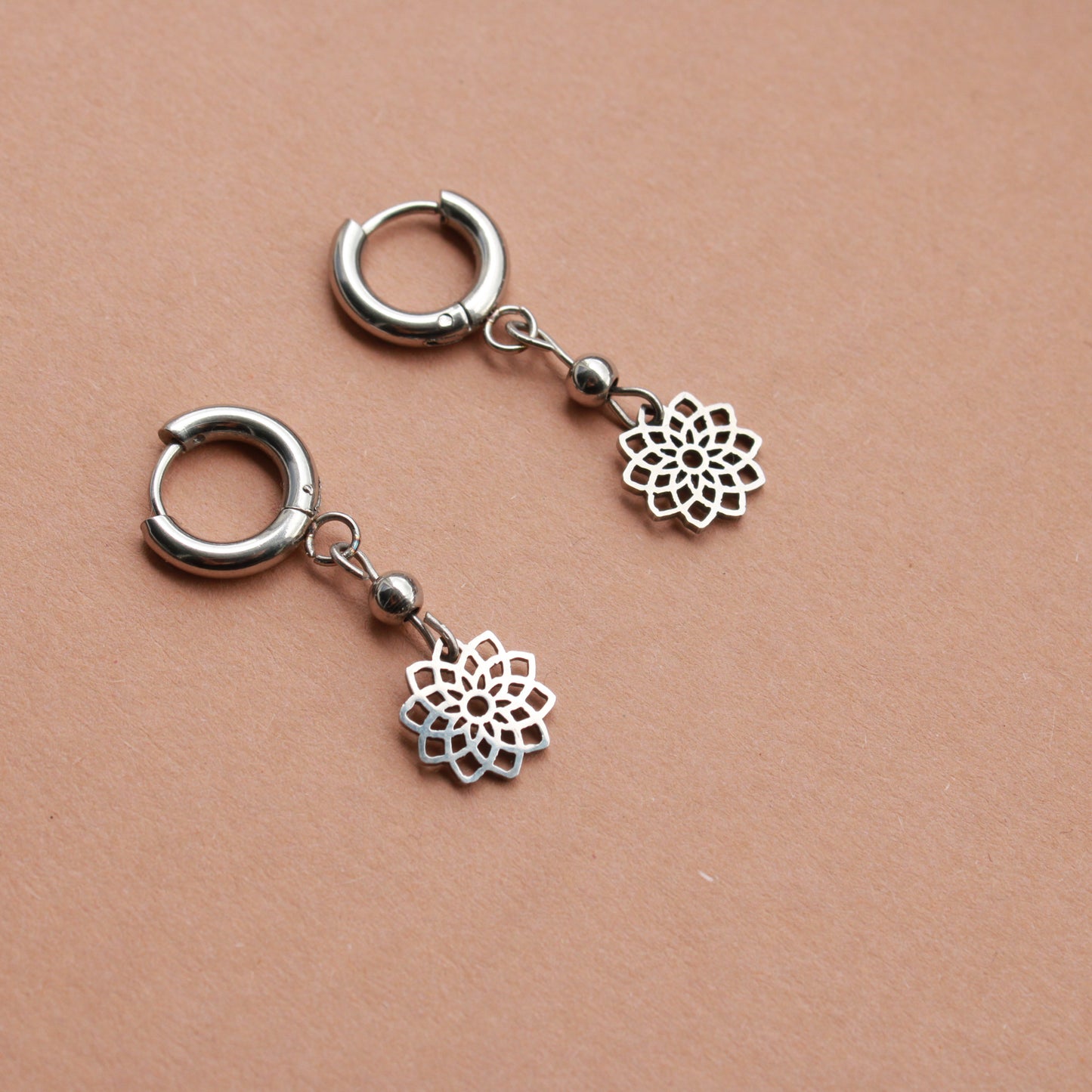 Kleine Ohrringe mit Blumenanhängern, Silber, Huggie Hoops