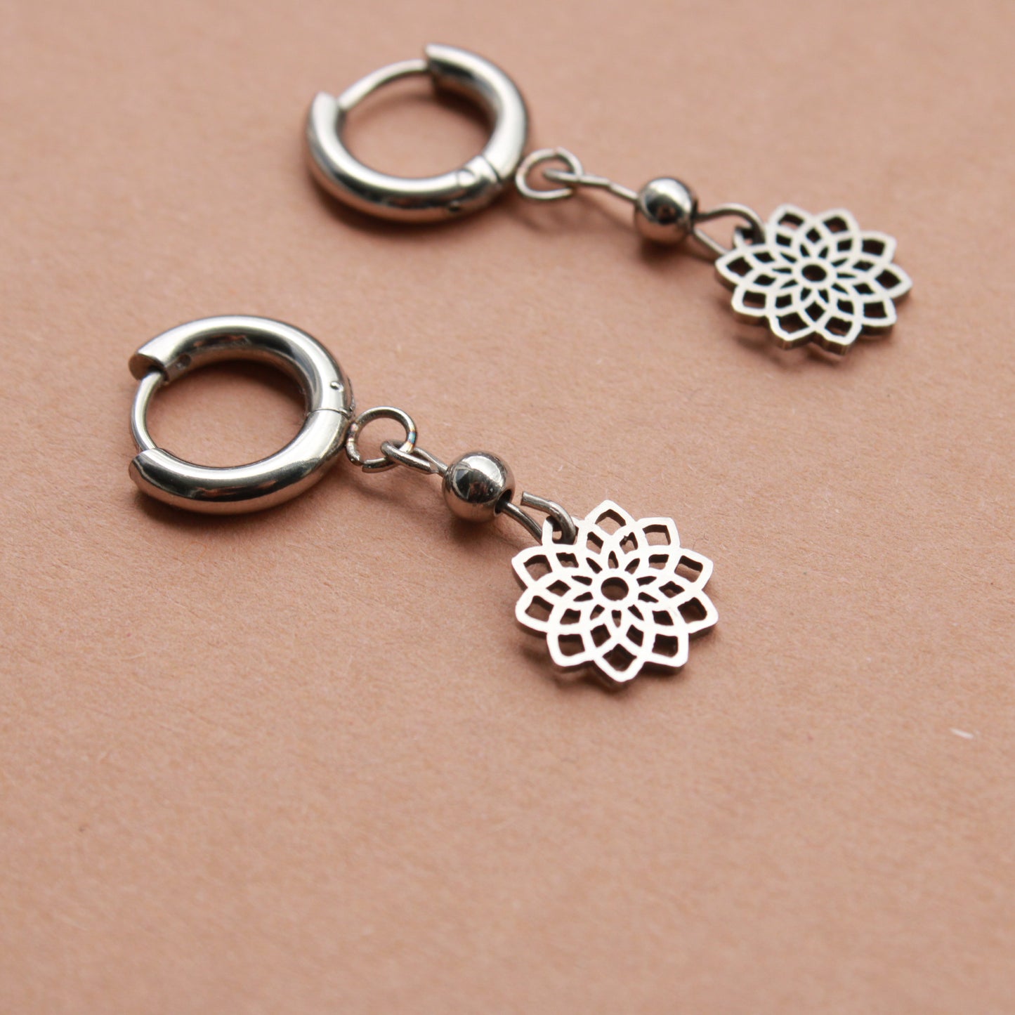 Kleine Ohrringe mit Blumenanhängern, Silber, Huggie Hoops