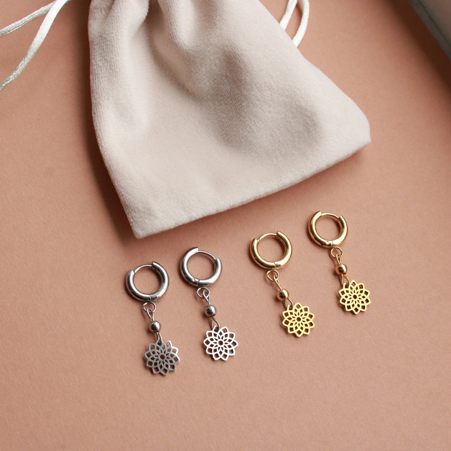 Kleine Ohrringe mit Blumenanhängern, Silber, Huggie Hoops