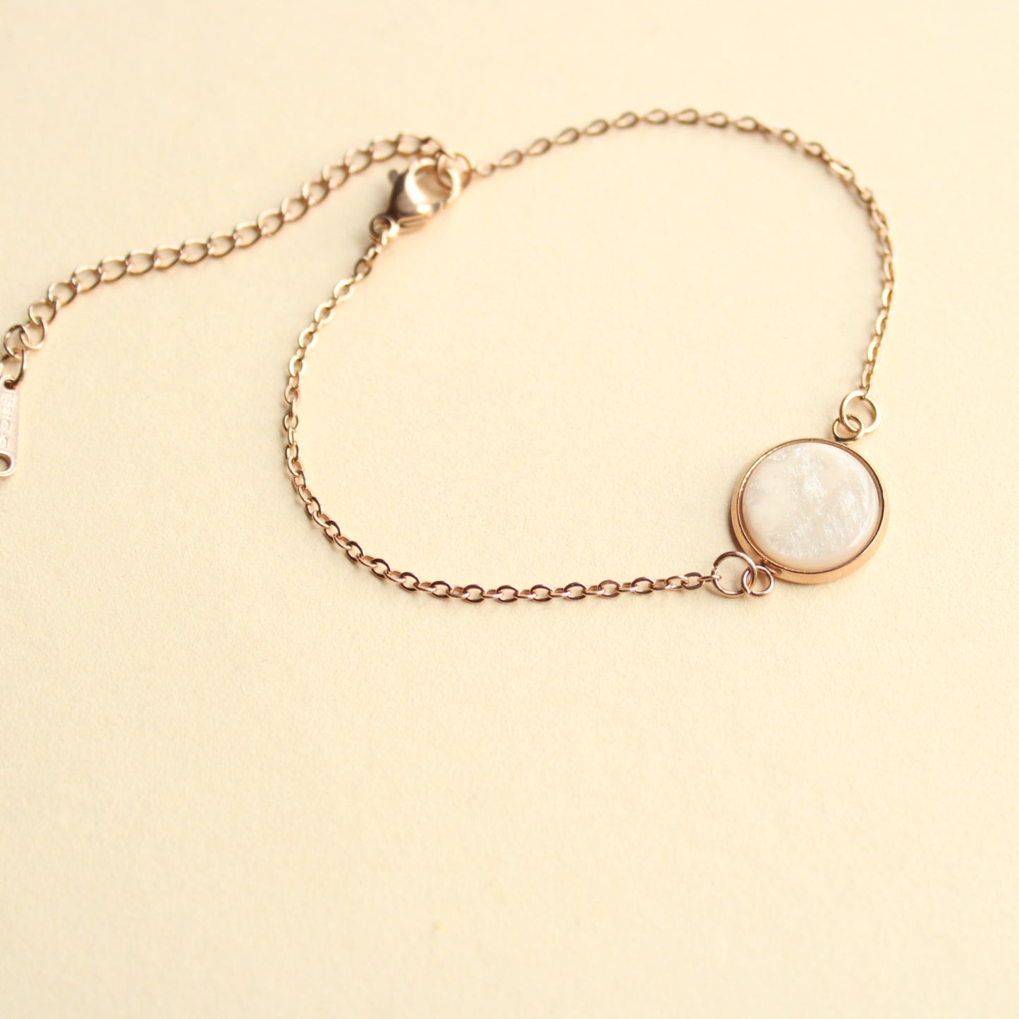 Armband Rosegold mit Stein in Cremeweiß