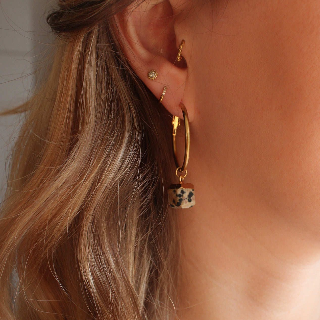 Creolen mit Anhänger in Gold, Dalmatiner Jaspis