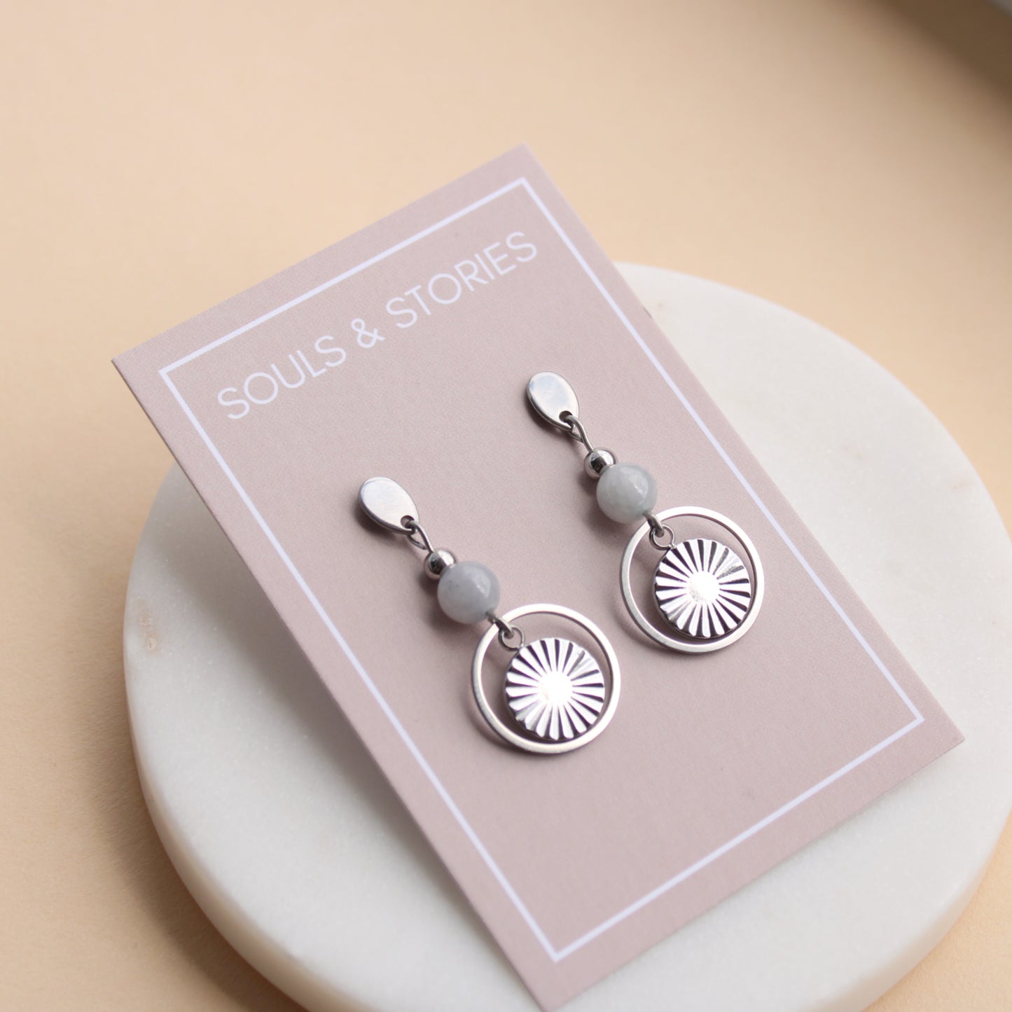 Ohrringe Silber mit Perle in Vintage Grau und rundem Anhänger, Ohrstecker