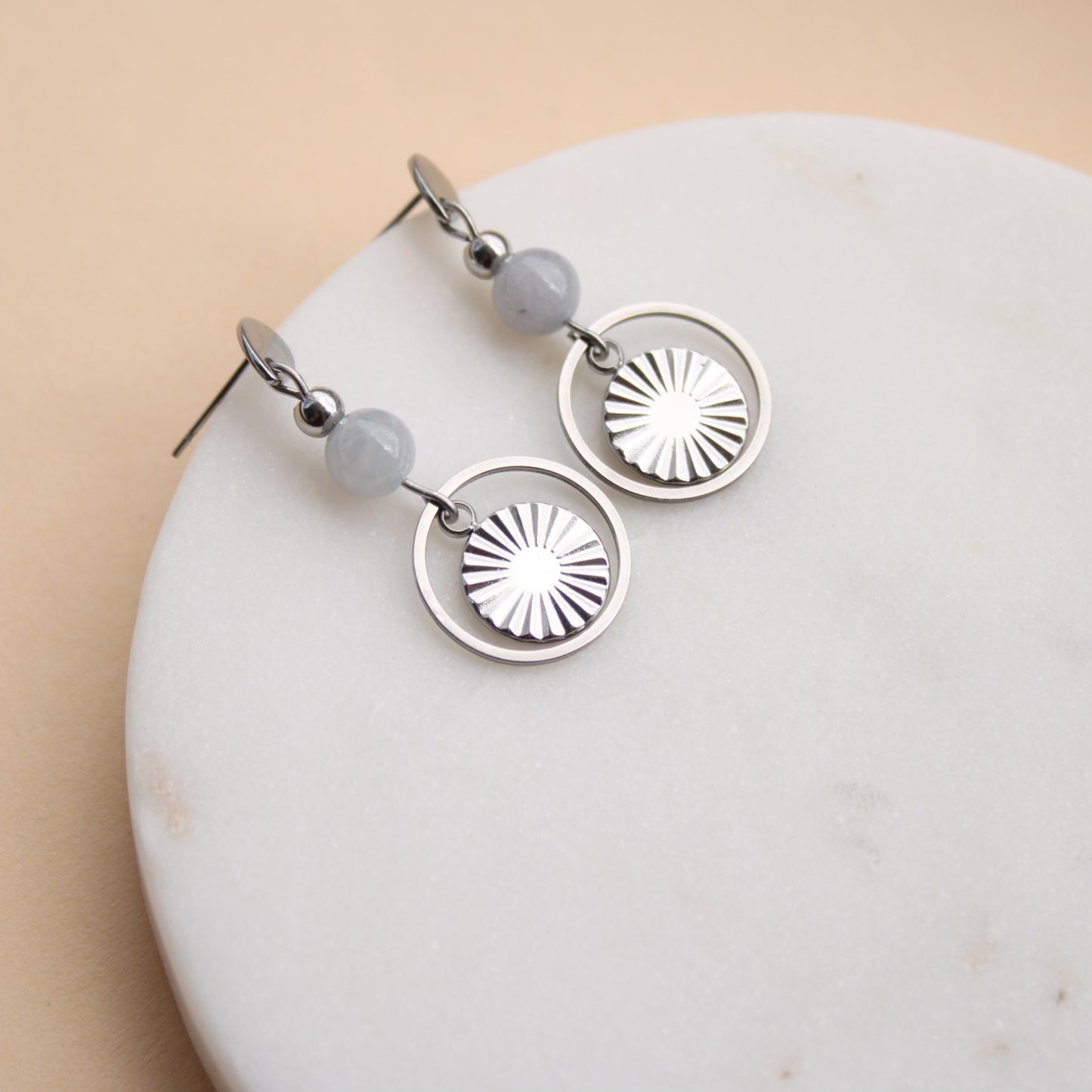 Ohrringe Silber mit Perle in Vintage Grau und rundem Anhänger, Ohrstecker