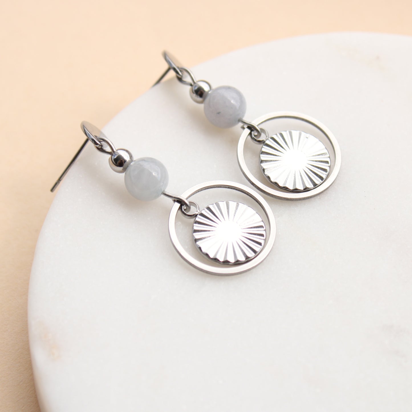 Ohrringe Silber mit Perle in Vintage Grau und rundem Anhänger, Ohrstecker