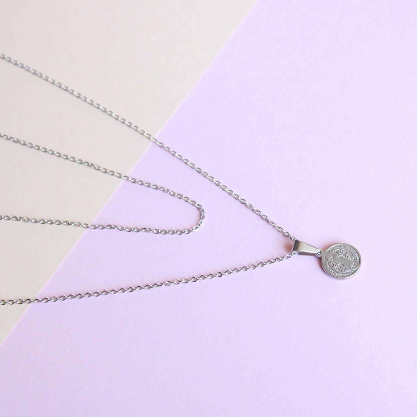 Halskette zweireihig mit Münze als Anhänger, Silber