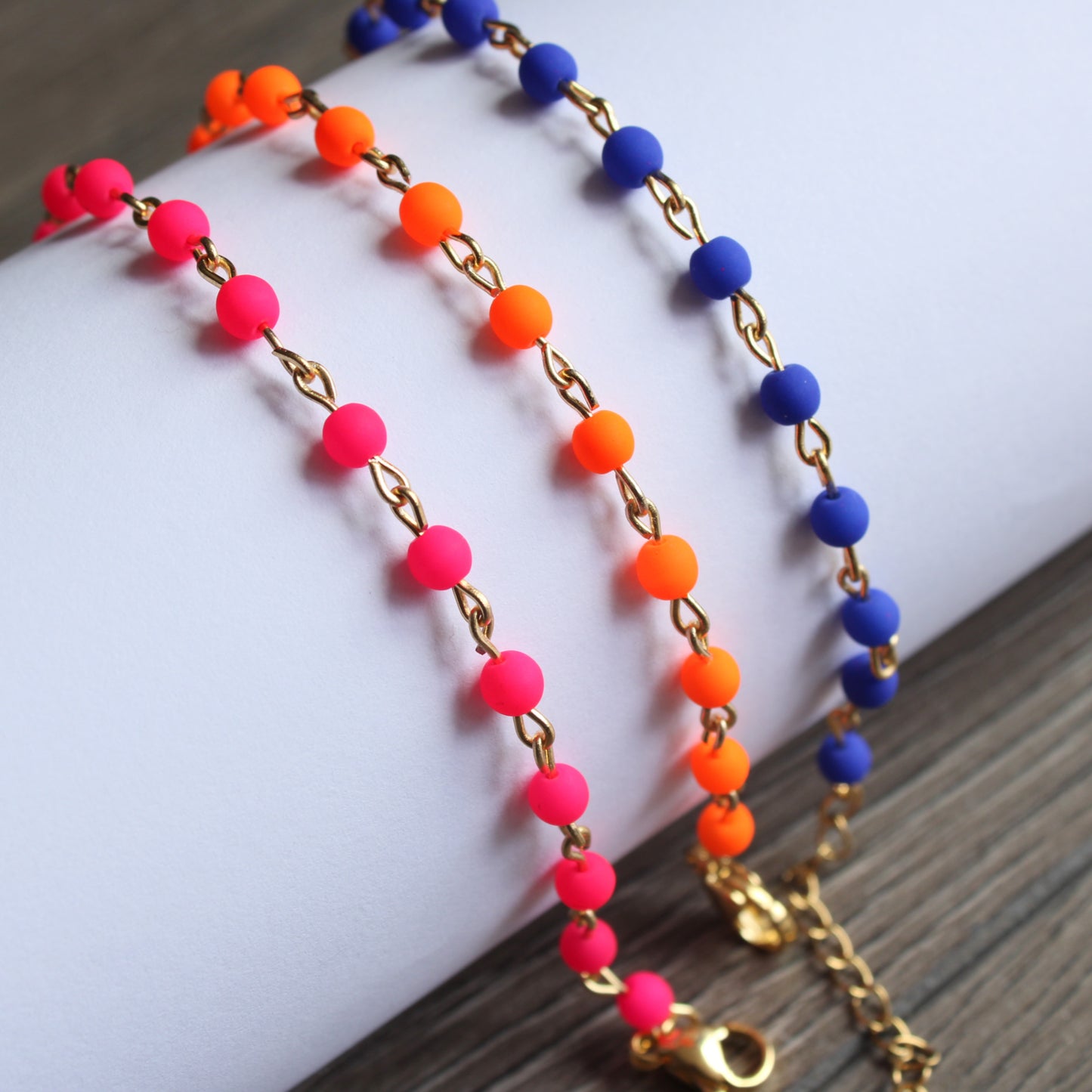 Armband Gold mit kleinen Perlen in Blau, Neon, Edelstahl