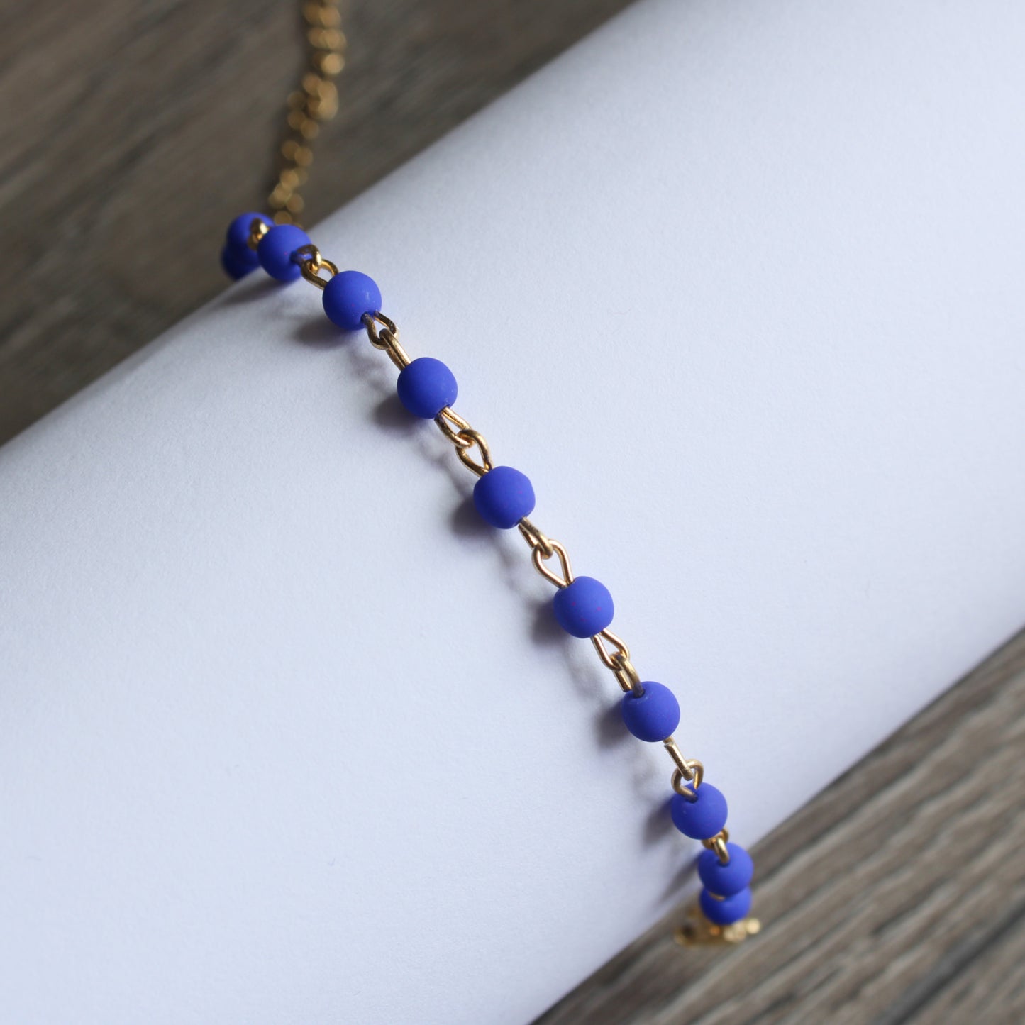 Armband Gold mit kleinen Perlen in Blau, Neon, Edelstahl