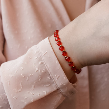 Armband mit roten Herzperlen und goldenen Edelstahlperlen