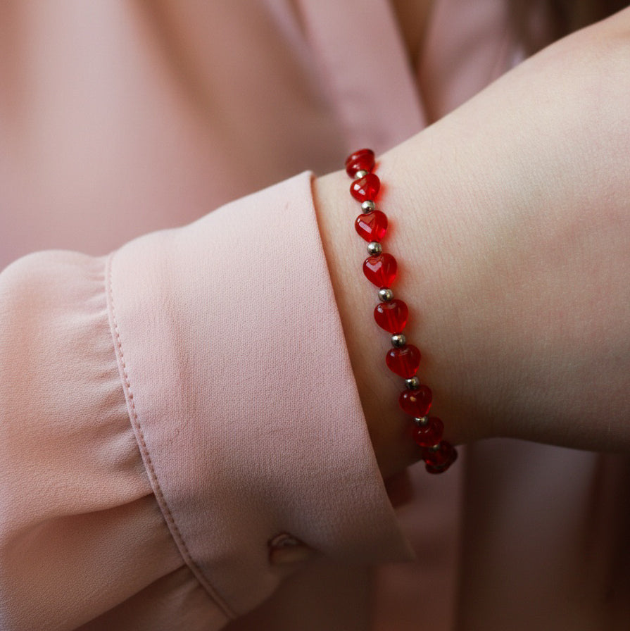 Armband mit roten Herzperlen und Edelstahlperlen in Silber
