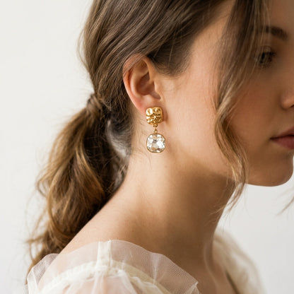 Goldene Edelstahl Ohrringe mit Kristallanhänger, quadratische Ohrstecker gehämmert