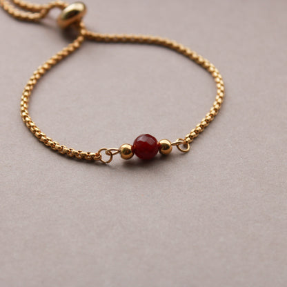 Armband in Gold mit kleiner Natursteinperle in Dunkelrot, Edelstahl