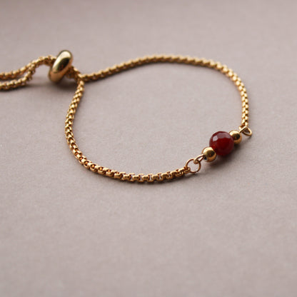 Armband in Gold mit kleiner Natursteinperle in Dunkelrot, Edelstahl