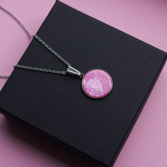 Lange Halskette in Silber mit einem Anhänger in Pink, Edelstahl