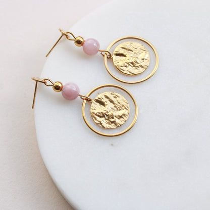 Ohrringe Gold mit Perle in Vintage Rosa aus Naturstein und rundem Anhänger