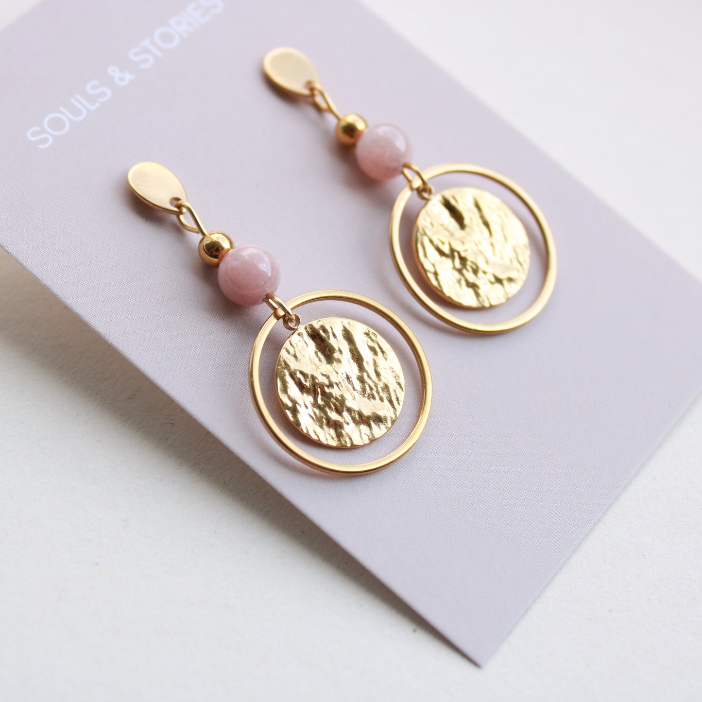 Ohrringe Gold mit Perle in Vintage Rosa aus Naturstein und rundem Anhänger