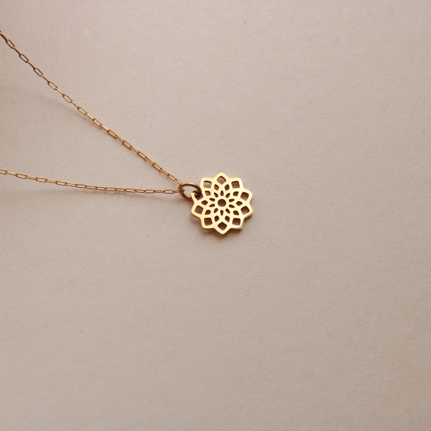 Zarte Halskette in Gold mit kleiner Blume als Anhänger, Edelstahl, minimalistisch