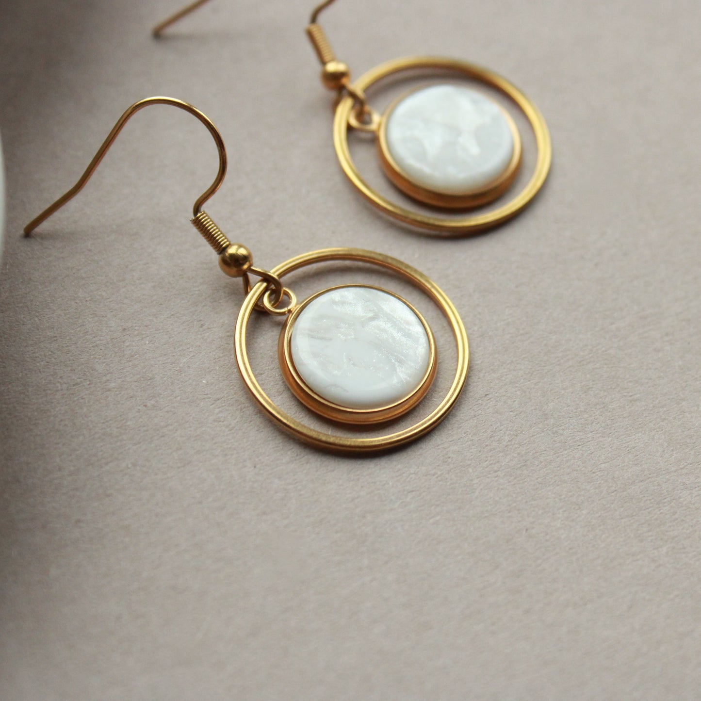 Ohrringe in Gold und Weiß, Kreis Anhänger, Edelstahl