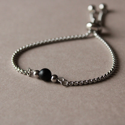 Armband in Silber mit kleiner Natursteinperle in Schwarz, Onyx, Edelstahl