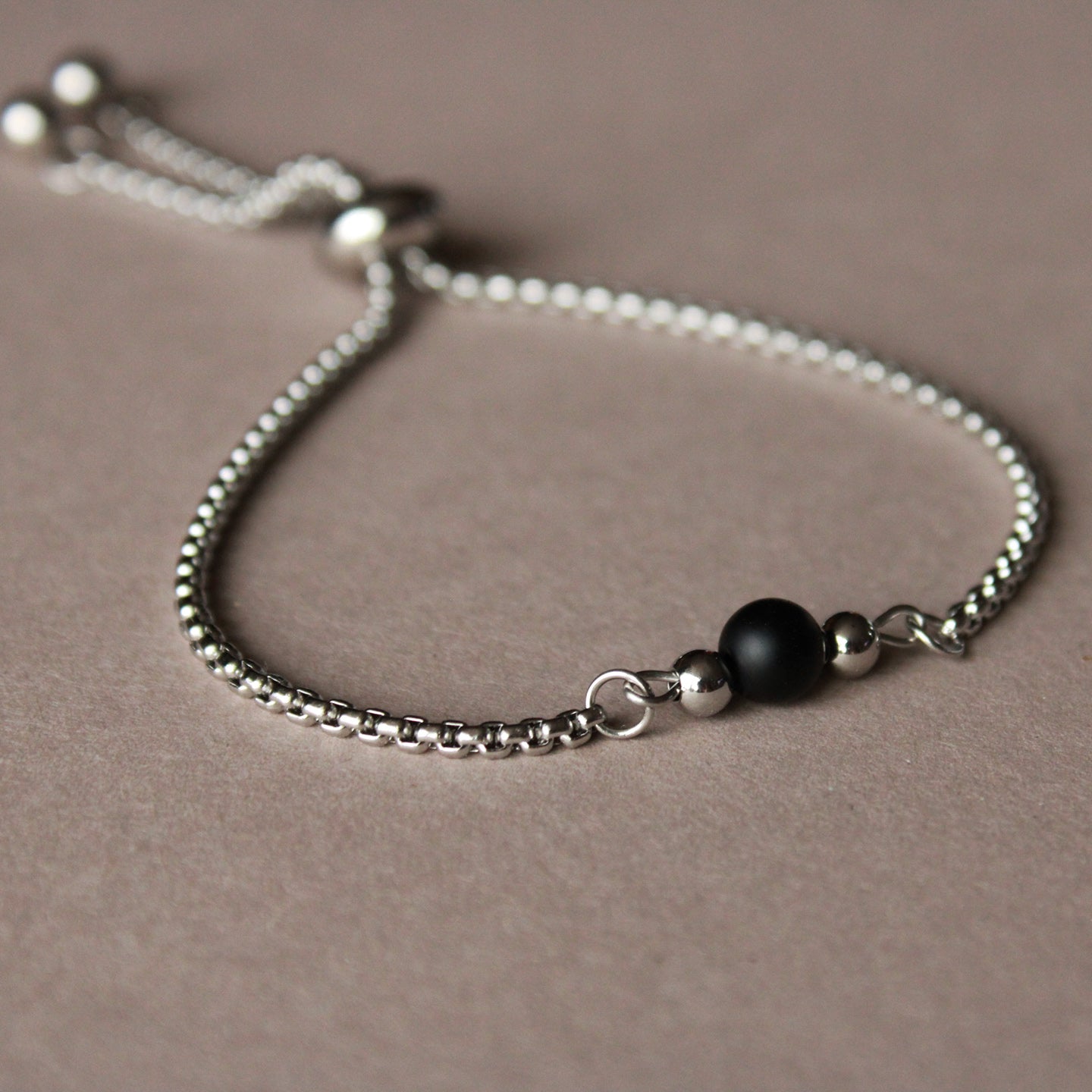 Armband in Silber mit kleiner Natursteinperle in Schwarz, Onyx, Edelstahl